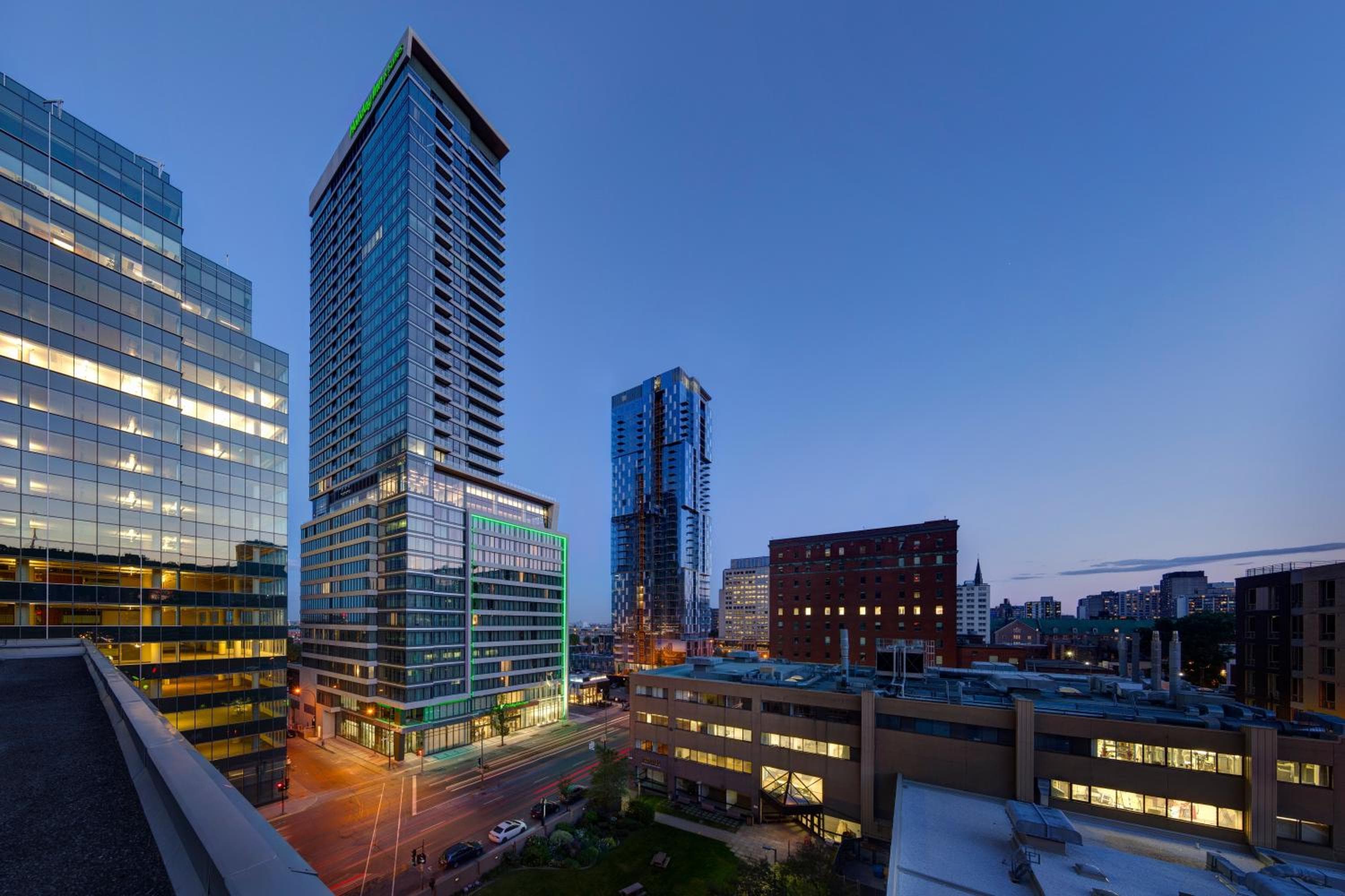 holiday inn hotel & suites - centre-ville ouest