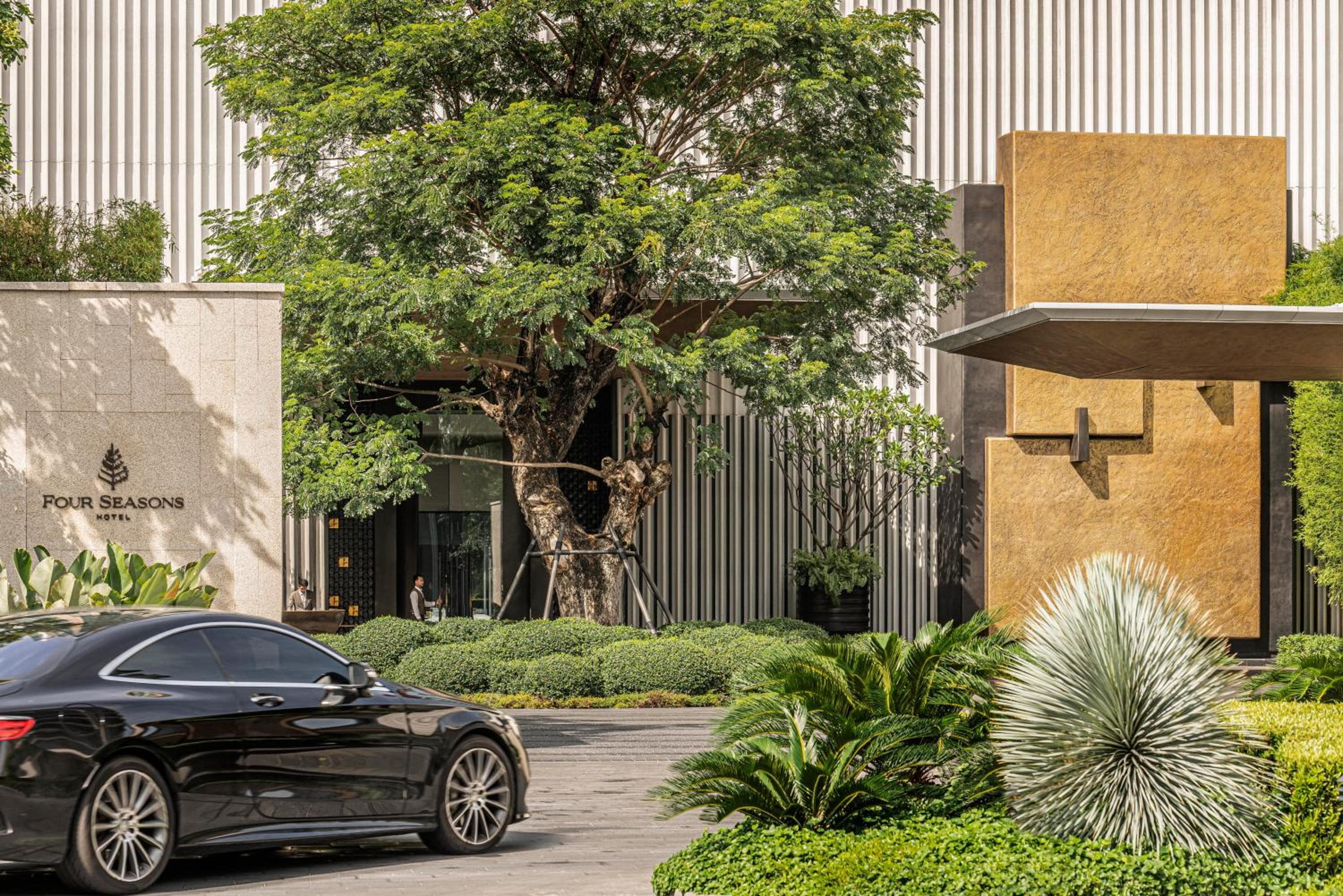 four seasons hotel at chao phraya river